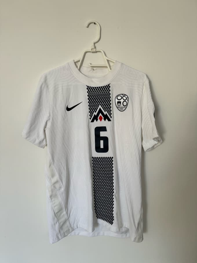 Dres Jake Bijola, za katerega lahko oddate ponudbo na www.zgodbeupanja.si