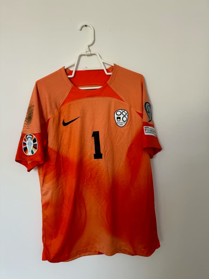 Dres Jana Oblaka, za katerega lahko oddate ponudbo www.zgodbeupanja.si