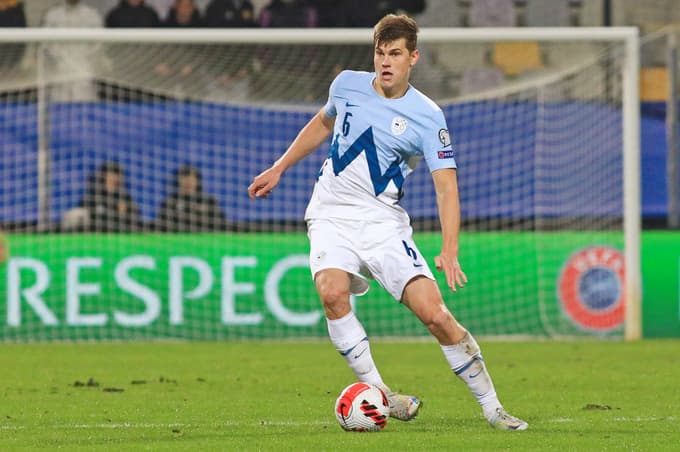 V dresu reprezentance, ki jo je nekoč v spremstvu očeta samo gledal, sedaj pa je pomemben steber njene obrambe.  