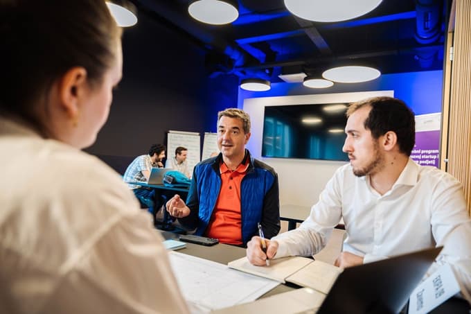 Poleg finančnih spodbud bo ministrstvo zagotavljalo tudi širok nabor brezplačnih storitev, kot so svetovanje, mentoriranje, informiranje ter povezovanje podjetij. Fotografija je simbolična.