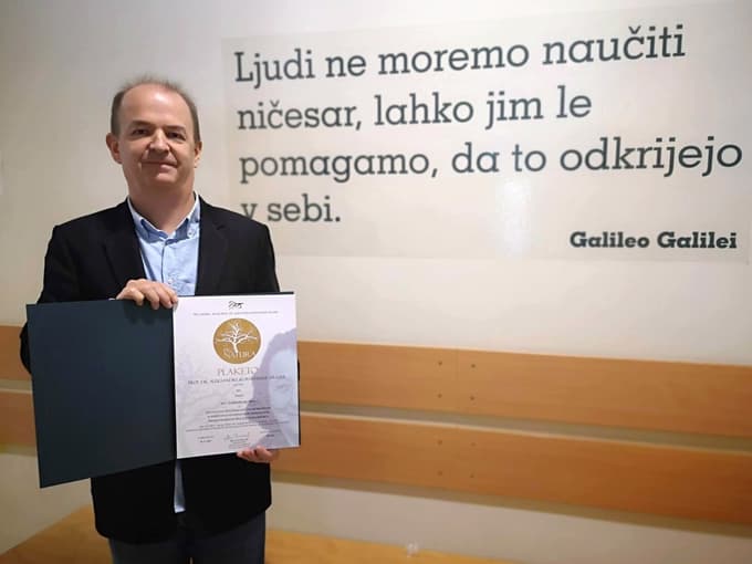 Marko Žigart, učitelj, ki pomaga dijakom odkrivati skrivnosti znanosti, s plaketo