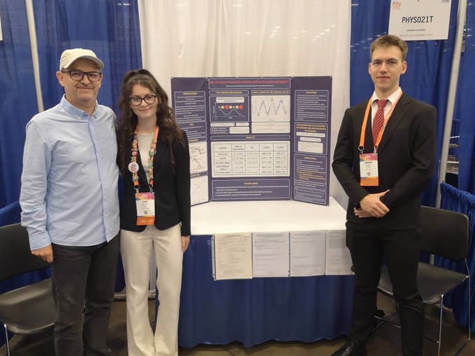 Marko Žigart z dijakoma Hano Brumec in Damjanom Dovnikom na tekmovanju v ZDA