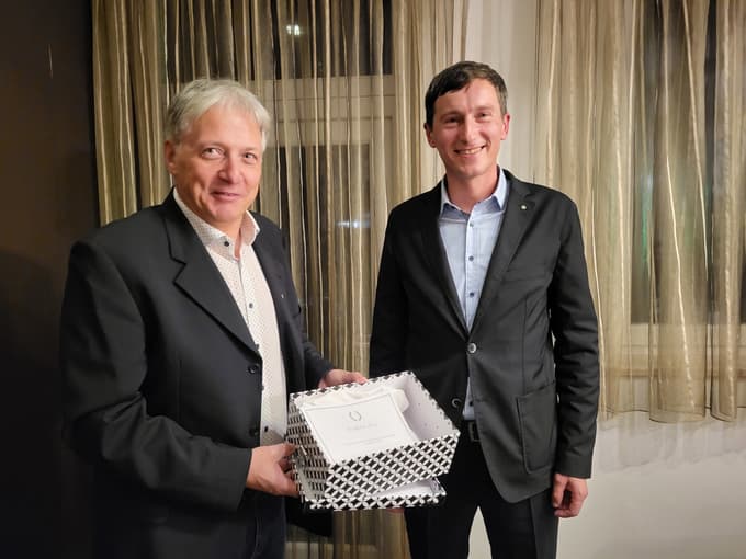 Rotary club Slovenj Gradec - Tadej Strahovnik in Boštjan Gorenšek, sekretar in predsednik, ob predaji donacije.