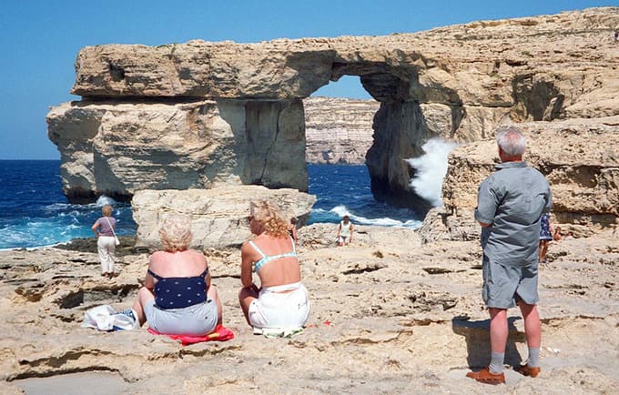 Azurno okno na otoku Gozo, ki sodi v državo Malta, je bila ena največjih turističnih atrakcij Malte vse do 8. marca 2017, ko sta se lok in prostostoječi steber med nevihto dokončno zrušila.