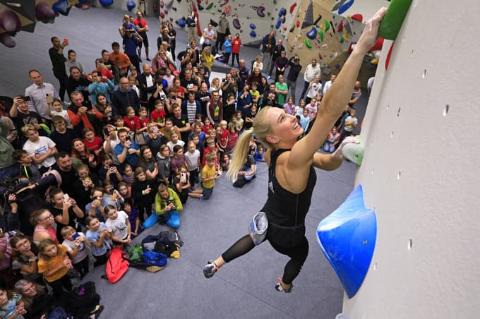 Janja Garnbret v bistriškem plezalnem centru