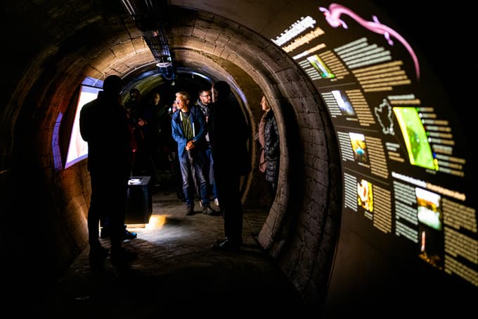 Razlago vodnika dopolnjujejo opisi na tablah.