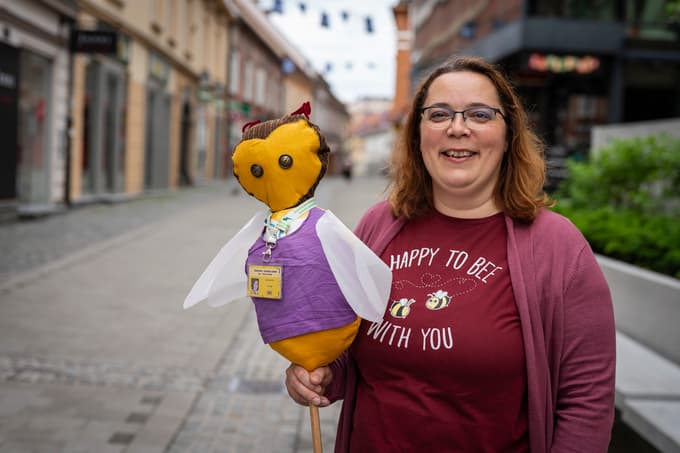 Z maskoto Špelo čebelo, ki jo spremlja na Čebelji poti