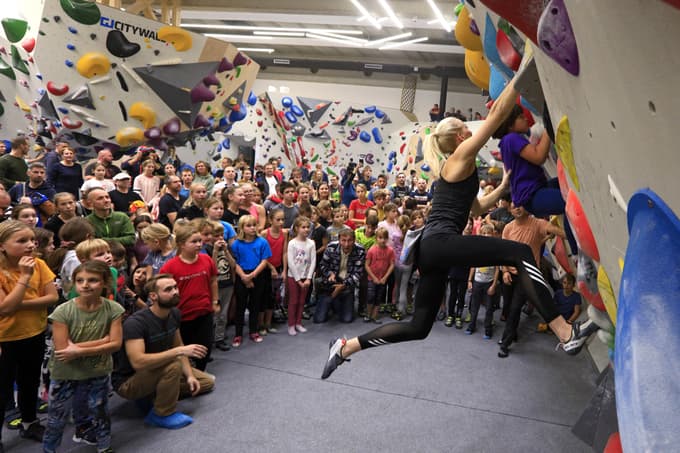 Janja Garnbret na obisku v plezalnem centru