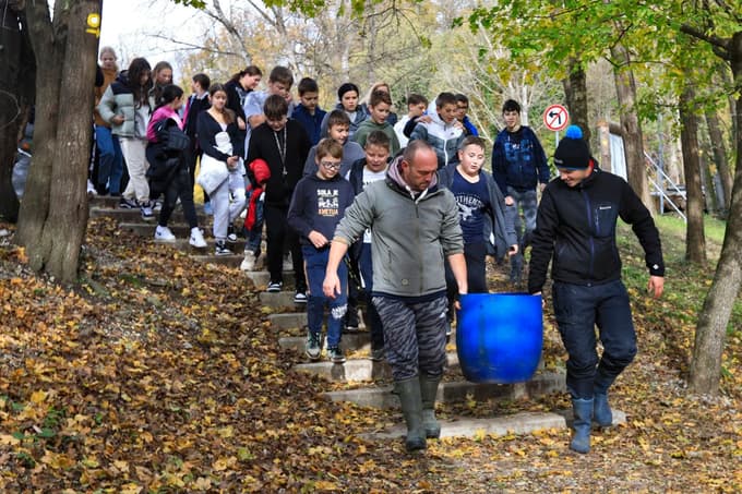 (FOTO in VIDEO) V reko Dravo izpustili stopetdeset kilogramov smučev