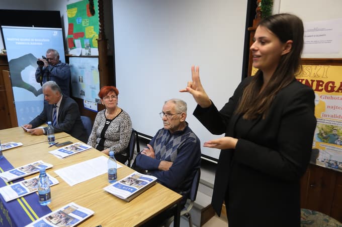Nekoč je bilo kretanje celo prepovedovano v šoli in gluhe otroke so tepli po prstih, če so se ga posluževali.