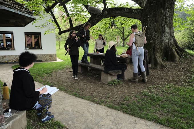 Prizor s snemanja na kmetiji Lešnik