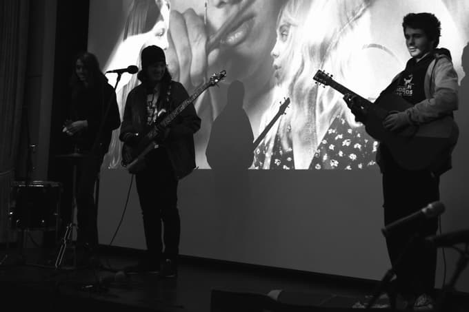 S premiere filmskega prvenca, omnibusa kratkih francoskih filmov z naslovom Il était une fois en France.