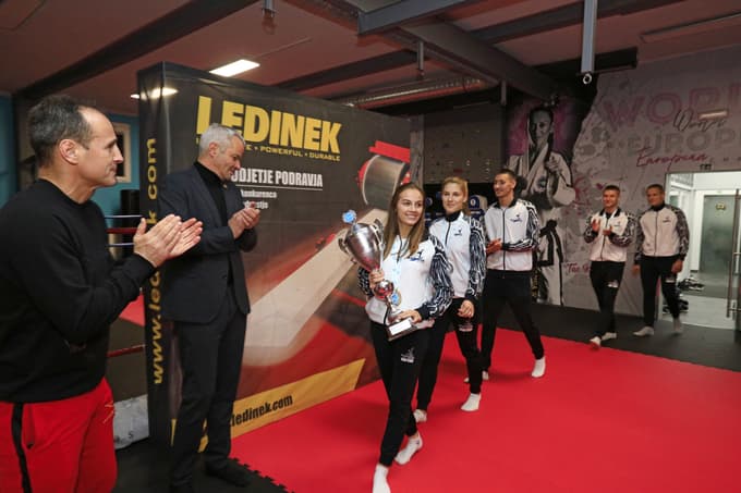 Odlične mariborske kikboksarje sta na sprejemu ob sotekmovalcih in starših pričakala Tomaž Barada in Saša Arsenovič.