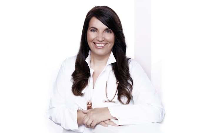 Dr. Simona Borštnar opozarja, da se zaupanje začne graditi že ob prvem pogovoru, ko bolnik potrebuje jasne informacije, čas in občutek, da ni sam.