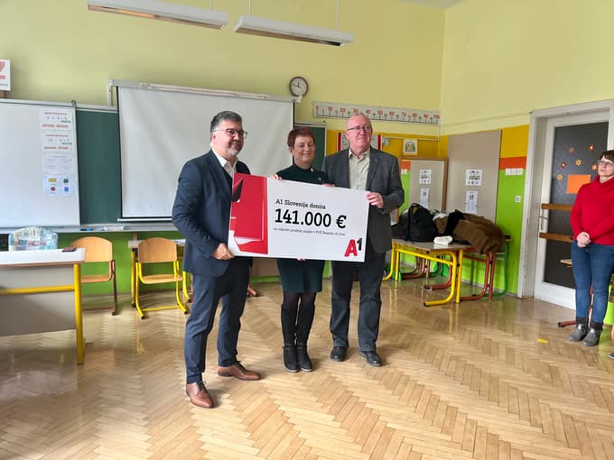 Vesna Lešnik, ravnateljica OŠ Nazarje, Matej Pečovnik, župan Občine Nazarje, in Lovro Peterlin, izvršni direktor A1 Slovenija