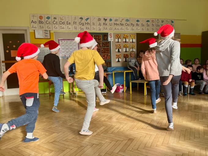 Ob predaji finančnih sredstev je 26 osnovnošolskih otrok pripravilo krajši kulturni program.