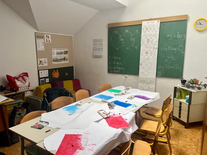 V manjšem prostoru, kjer imajo tudi knjižnico, imajo sedaj učilnico četrtošolci in petošolci