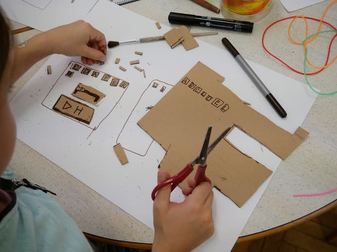 Namesto da bi gradili na temeljih, ki omogočajo razvoj kognitivnih, socialnih in čustvenih veščin, je naša pozornost usmerjena v doseganje ciljev, ki ustrezajo političnim pričakovanjem in razsežnostim nemerljivega. 

 

 