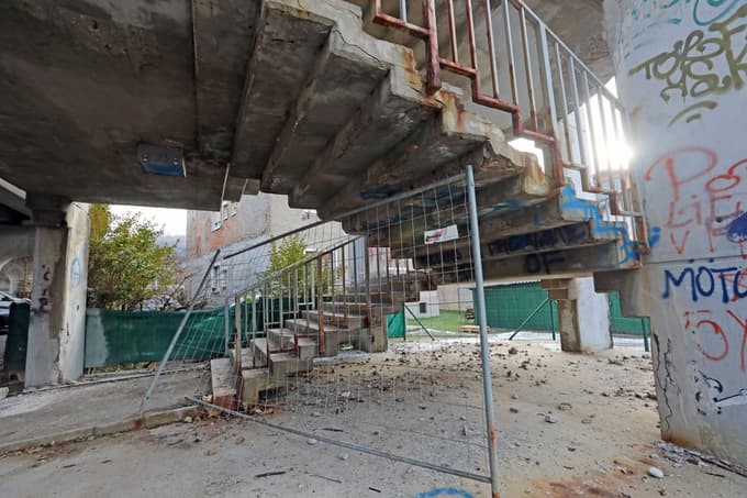 Namesto nevarnih stopnic dvigalo: Kaj napoveduje občina za dotrajano stopnišče v Košakih?