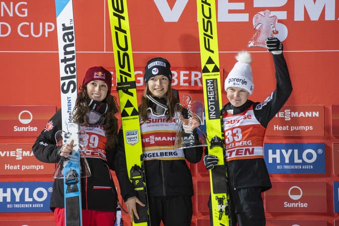 Ema Klinec (desno) se je na stopničkah pridružila Josephine Pagnier (v sredini) in Alexandrii Loutitt.