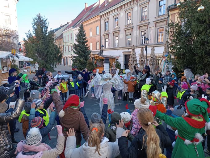 Pravljična dežela zaživi dvakrat na dan - dopoldan jo obiščejo šolske skupine (večinoma) iz Celja, popoldne otroci
deželo obiščejo skupaj s starši.
 