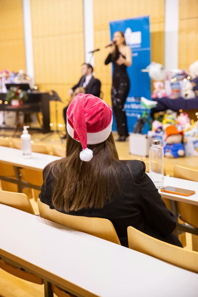 (FOTO) Študentje zbrali 50 škatel igrač in sladkarij za otroke iz socialno šibkejših družin