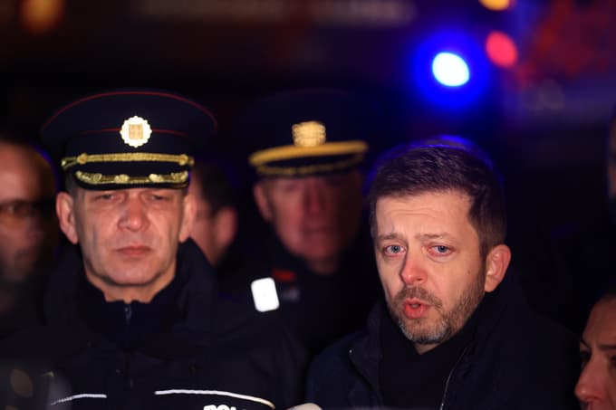 Češki notranji minister Vit Rakušan (desno) in šef policije Martin Vondrašek v bližini prizorišča napada. Tako tragičnega dogodka na Češkem ne pomnijo.