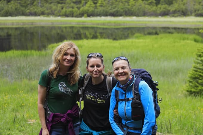 Z Andrejo Senegačnik z Zavoda RS za varstvo narave, Barbaro Frešer, predsednicao Planinskega društva Slovenska Bistrica ob pohodu proti vetrnim elektrarnam na Treh kraljih.