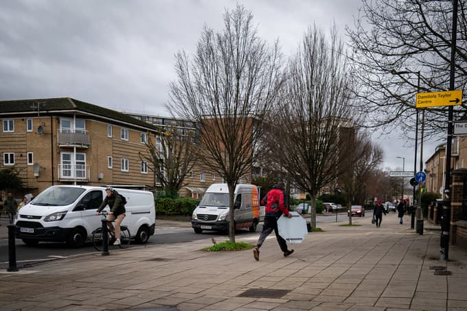(FOTO) V Londonu aretirali osumljenca za krajo Banksyjeve umetnine