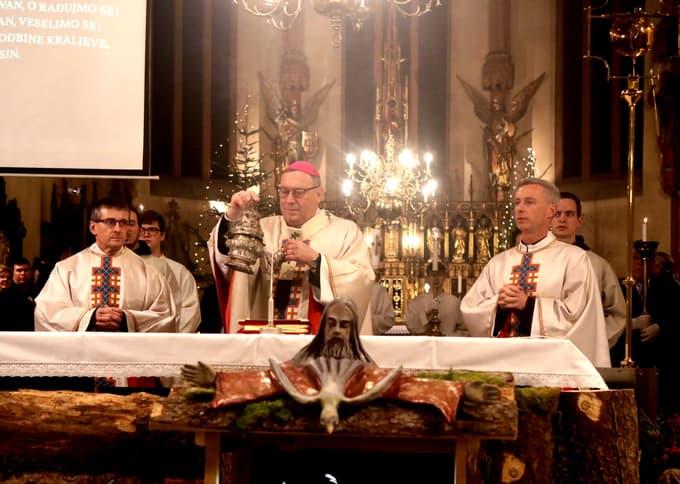 (FOTO) Polnočnica v Mariboru: Nadškof Cvikl zaželel, da bi bili odprti za ideje in gradili svet miru in spoštovanja