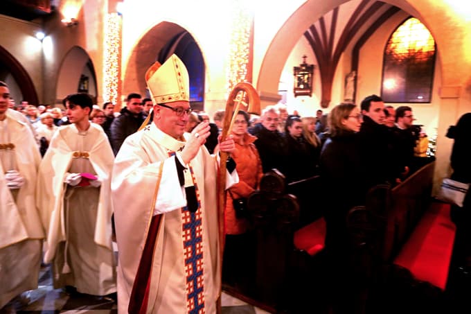 (FOTO) Polnočnica v Mariboru: Nadškof Cvikl zaželel, da bi bili odprti za ideje in gradili svet miru in spoštovanja