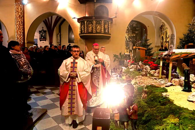 (FOTO) Polnočnica v Mariboru: Nadškof Cvikl zaželel, da bi bili odprti za ideje in gradili svet miru in spoštovanja