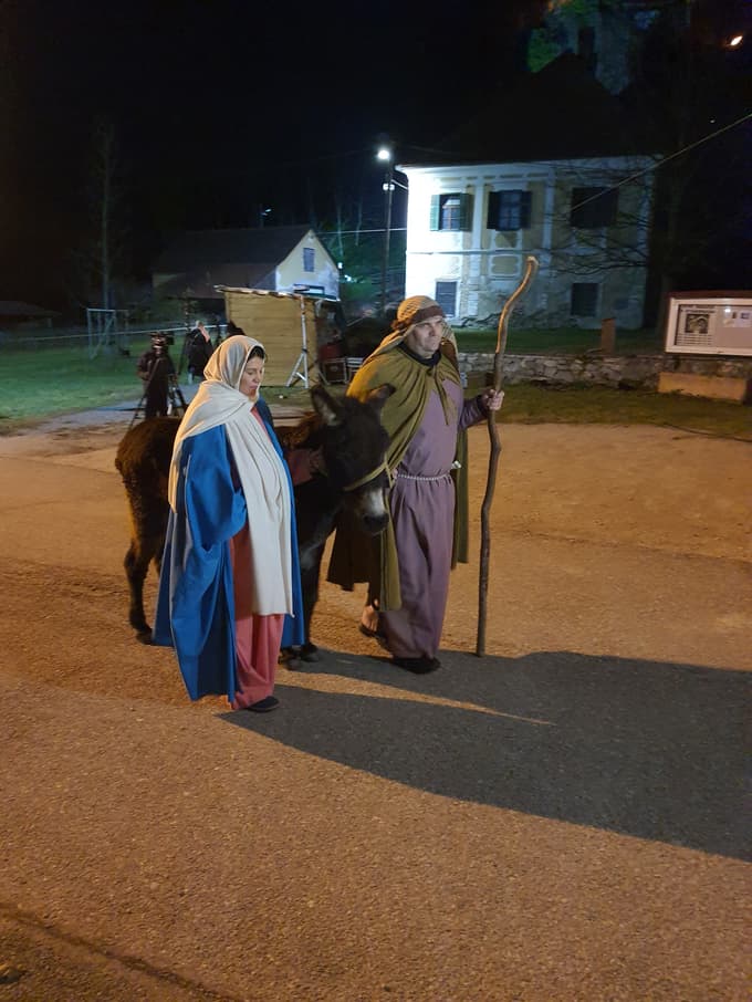 Člani društva odigrajo različne vloge.