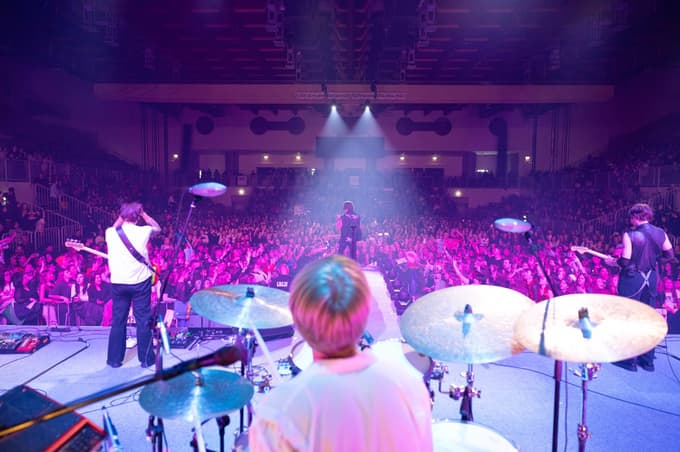 (FOTO) Joker Out v dvorani Tabor: Najstnice z darili zasule svoje ljubljence, na vhodu prizori iz Pamplone