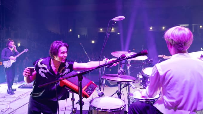 (FOTO) Joker Out v dvorani Tabor: Najstnice z darili zasule svoje ljubljence, na vhodu prizori iz Pamplone