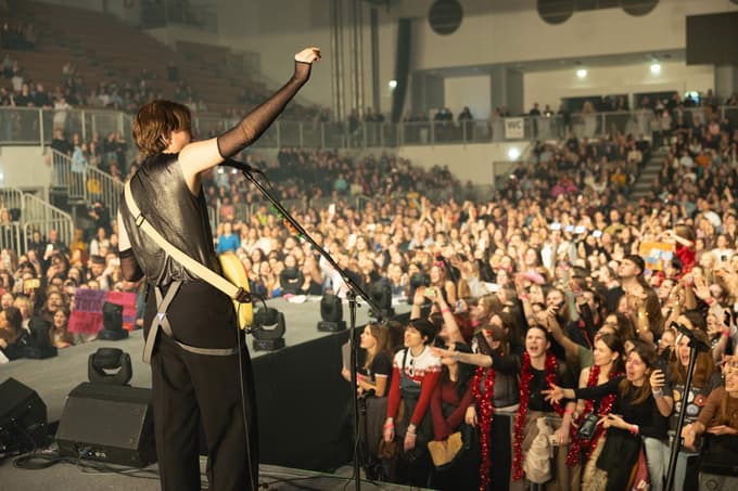 (FOTO) Joker Out v dvorani Tabor: Najstnice z darili zasule svoje ljubljence, na vhodu prizori iz Pamplone