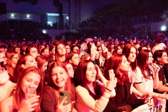 (FOTO) Joker Out v dvorani Tabor: Najstnice z darili zasule svoje ljubljence, na vhodu prizori iz Pamplone