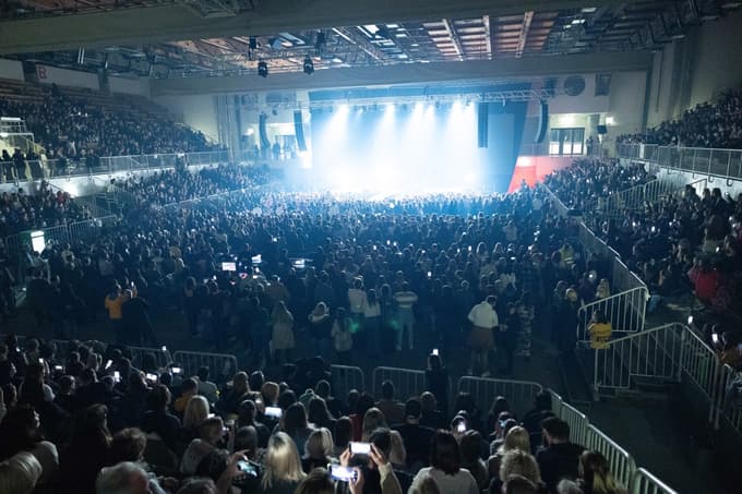(FOTO) Joker Out v dvorani Tabor: Najstnice z darili zasule svoje ljubljence, na vhodu prizori iz Pamplone