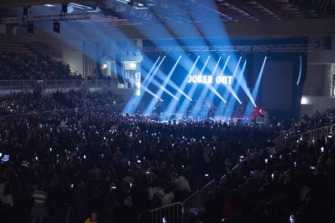 (FOTO) Joker Out v dvorani Tabor: Najstnice z darili zasule svoje ljubljence, na vhodu prizori iz Pamplone