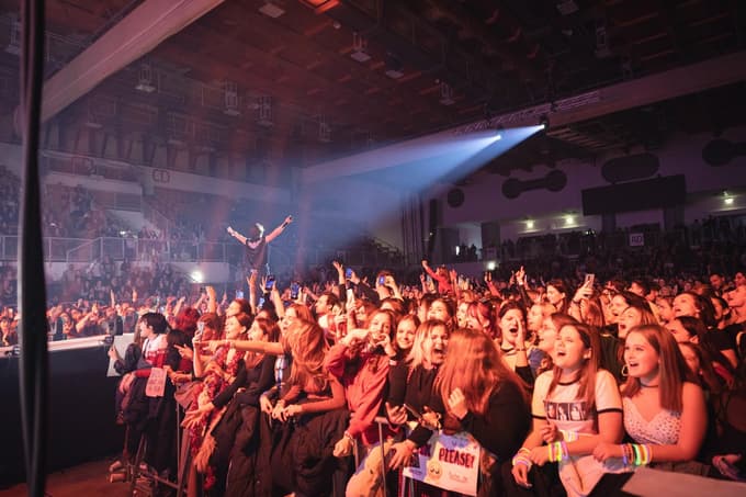 (FOTO) Joker Out v dvorani Tabor: Najstnice z darili zasule svoje ljubljence, na vhodu prizori iz Pamplone