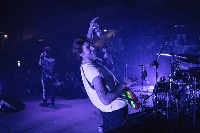 (FOTO) Joker Out v dvorani Tabor: Najstnice z darili zasule svoje ljubljence, na vhodu prizori iz Pamplone