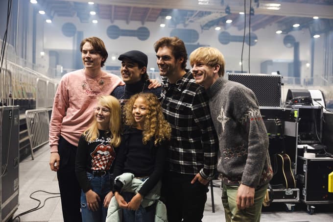 (FOTO) Joker Out v dvorani Tabor: Najstnice z darili zasule svoje ljubljence, na vhodu prizori iz Pamplone