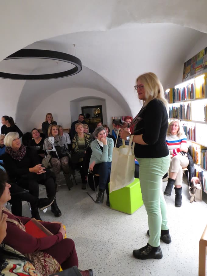 Aktivna je tudi kot pripovedovalka pravljic za odrasle.