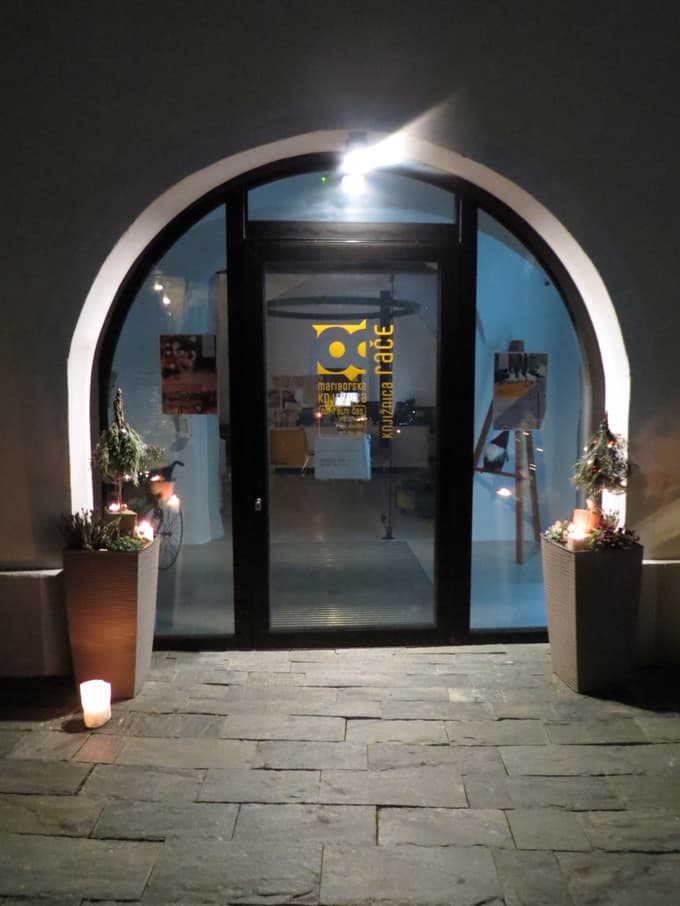 Praznično ozaljšana grajska knjižnica v Račah