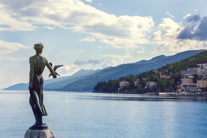 Dekle z galebom, znamenita veduta Opatije