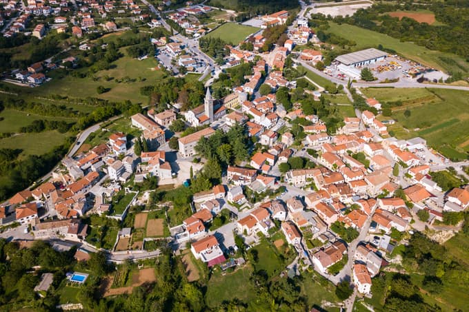 Žminj leži v srcu Istre.