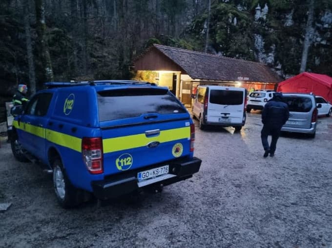 Petdeset reševalcev pred jamo ponuja svojo pomoč. Ujete so včeraj znova oskrbeli z najnujnejšim, a rešiti jih še niso mogli.