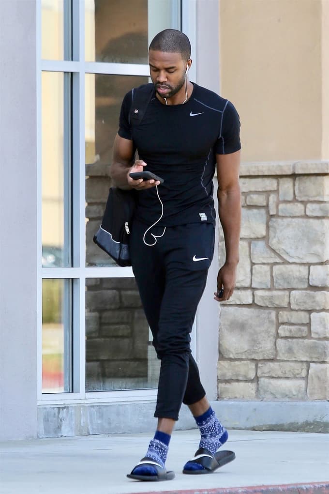 DeMario Jackson v očarljivi kombinaciji nogavic in natikačev.  