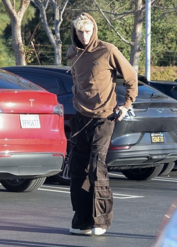 Machine Gun Kelly in izrazito ohlapne hlače, ki so mu povzročale težave.