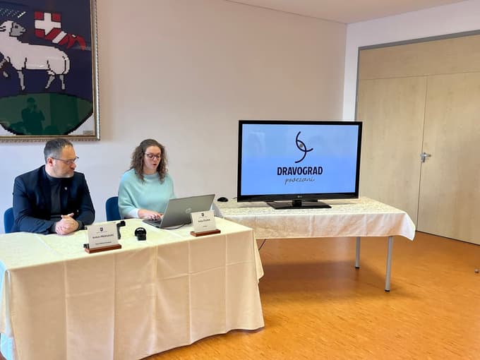 Nov logotip je brezčasen in sodoben, krasita ga modra in zlata barva, glavno sporočilo pa je povezovanje.